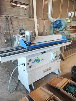 une machine qui travaille sur une pièce de bois