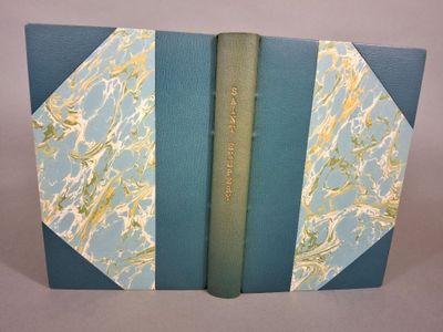 un livre ouvert avec une couverture bleue et un marque-page vert