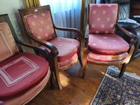 Trois fauteuils dépareillés en acajou, l'un à décor de caria… (photo 4)