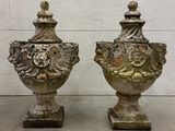 deux vases placés l'un à côté de l'autre