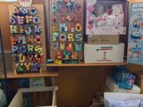 une pièce remplie de jouets