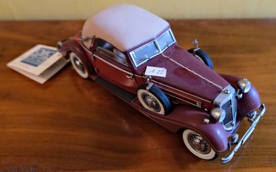 une voiture jouet posée sur une table