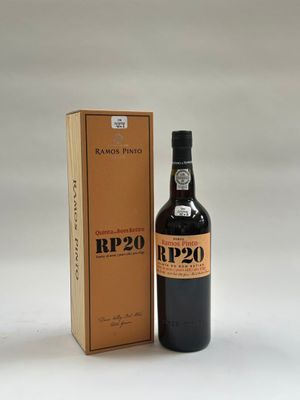 une bouteille de vin à côté d'une boîte en carton