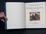 quelqu'un tient un livre sur lequel figure la photo d'un homme