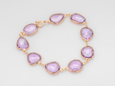 un bracelet en or serti de pierres d'améthorate