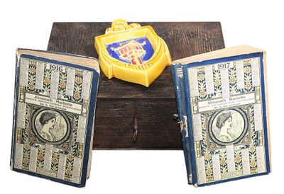 trois livres posés sur une caisse en bois