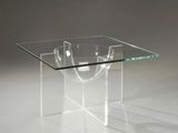 une table en verre sur laquelle est posé un sac