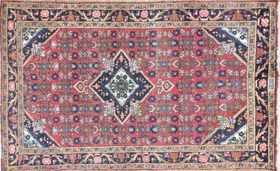 un tapis rouge et bleu orné d'un motif en forme de diamant