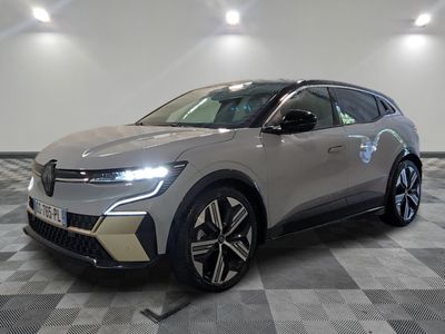 Un SUV argenté est garé dans une pièce au sol carrelé en damier.