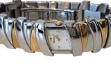 une image d'un gros plan d'une montre-bracelet sur un fond blanc