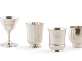 trois coupes en argent et une coupe en argent sur fond blanc