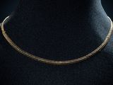un collier à chaîne en or sur un mannequin mannequin mannequin mannequin mannequin mannequin mannequin mannequin mannequin mannequin