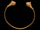 gros plan d'un bracelet en or sur fond noir