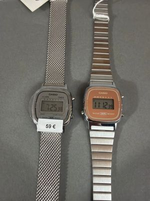 deux montres posées l'une à côté de l'autre sur une table