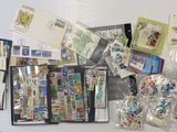 de nombreux types de timbres et d'enveloppes sur la table