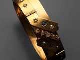Gros plan sur un bracelet en or orné de diamants