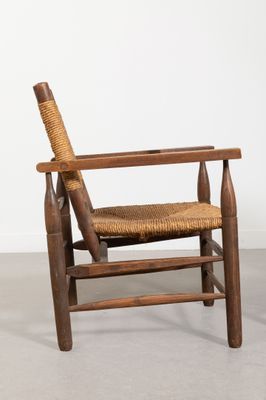 une image représentant une chaise en bois avec une assise et un dossier tressés