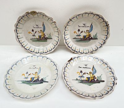 trois assiettes avec l'image d'un homme et d'une femme dans un bateau