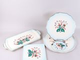 quatre pièces de vaisselle et plateaux en porcelaine ornés de fleurs