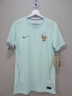 un t-shirt sur lequel est représenté un coq