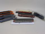 cinq trains miniatures posés les uns à côté des autres sur une table