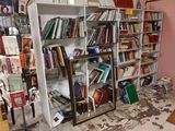 une bibliothèque sur laquelle sont posés de nombreux livres