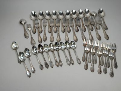 beaucoup de cuillères et de fourchettes en argent sur la table