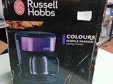 Emballage d'une cafetière Russell Hobbs posé sur une table dans une cuisine