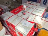 de nombreuses boîtes de nourriture posées sur une table dans une pièce