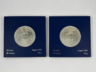 une paire de deux pièces d'argent posées l'une sur l'autre
