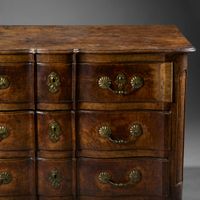 Commode à façade mouvementée en noyer et placage de noyer (f… (photo 4)