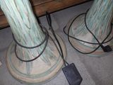 deux lampes posées par terre l'une à côté de l'autre