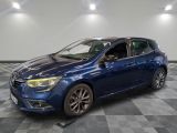 une voiture bleue est garée dans une pièce au sol à carreaux