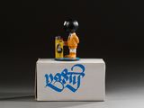 un bonhomme Lego assis sur une caisse de bière