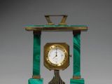 une petite horloge posée sur une table