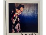 une photo Polaroid d'une femme en kimono