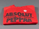 un gros plan sur un t-shirt rouge avec une inscription noire