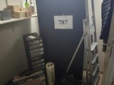 une photo d'une pièce avec une échelle et un réfrigérateur