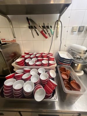 lot important de ramequins et coupelles diverses en faïence