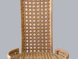 une chaise en osier avec une assise en bois sur fond gris