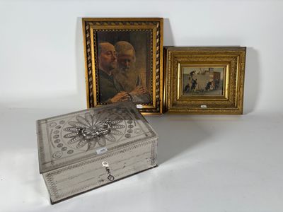 une petite boîte ornée d'une peinture, à côté de la photo d'un homme