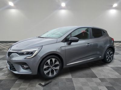 Une voiture grise est garée dans une pièce dont le sol est en damier.