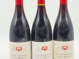 trois bouteilles de vin sont alignées sur une surface blanche