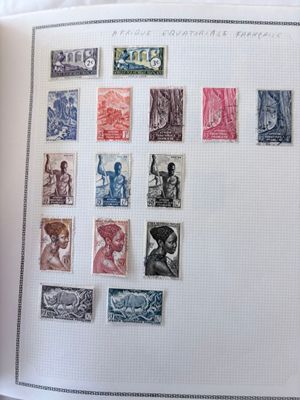 la photo d'un livre sur lequel sont apposés des timbres