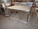 une table placée au milieu d'une pièce