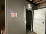 une pièce avec une échelle et un mur sur lequel est accrochée une pancarte