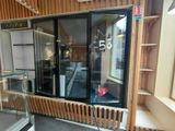 une vitrine en verre au milieu d'une pièce