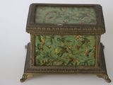 une petite boîte ornée d'un oiseau, posée sur une table