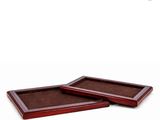 une paire de plateaux en bois recouverts de cuir marron