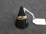 un gros plan d'une bague posée sur un cône, avec une étiquette de prix
